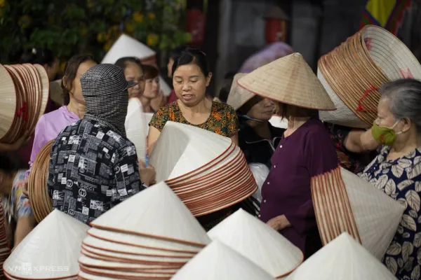 Conical hat making